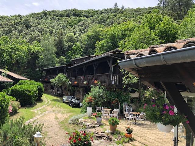 Отель Le Sentier Des Arches Beaumont  Экстерьер фото